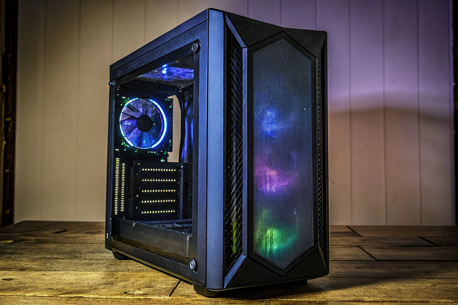 Abbildung eines modernen Gaming-PC-Gehäuses mit RGB-Beleuchtung und Glasfront. Gaming-PC-Gehäuse mit RGB-Beleuchtung