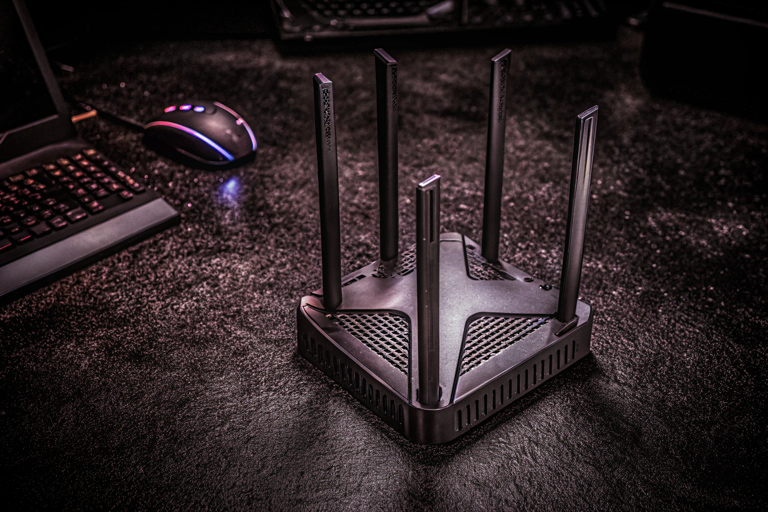 ASUS TUF Gaming AX6000 Router mit robustem Design. ASUS TUF Gaming AX6000