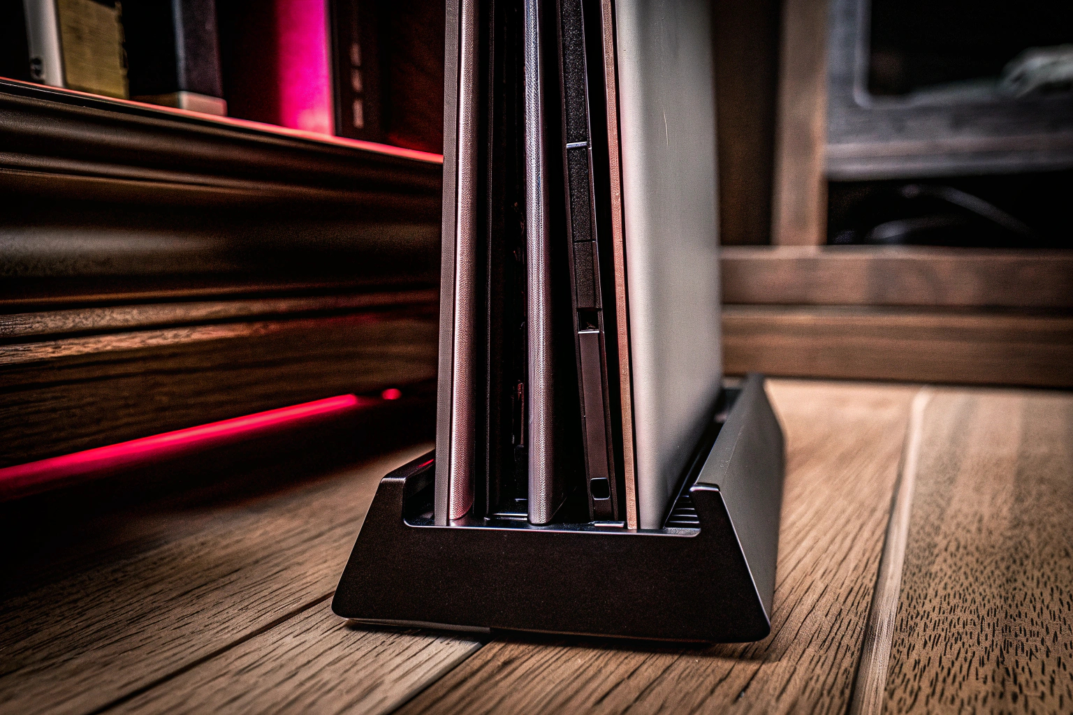 Der HARIKIKI Standfuß, der eine PS5 Slim sicher vertikal hält. PS5 Slim Standfuß