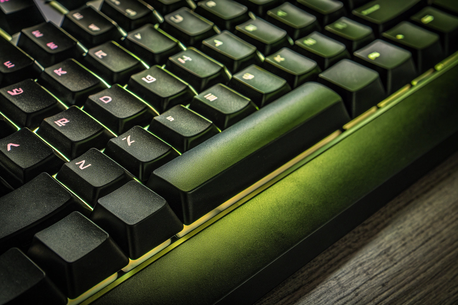 Detailaufnahme der Corsair K55 RGB PRO Tastatur mit leuchtender RGB-Beleuchtung und Makro-Tasten. Corsair K55 RGB PRO Tastatur