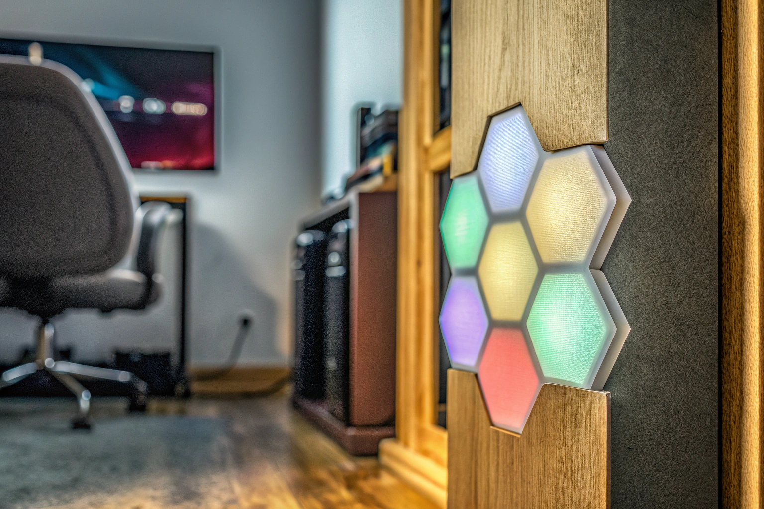 Detailaufnahme der Kangtaixin LED Sechseck Gaming Wandleuchte in einem modernen Gaming-Zimmer. LED Sechseck Gaming Wandleuchte im Gaming-Zimmer