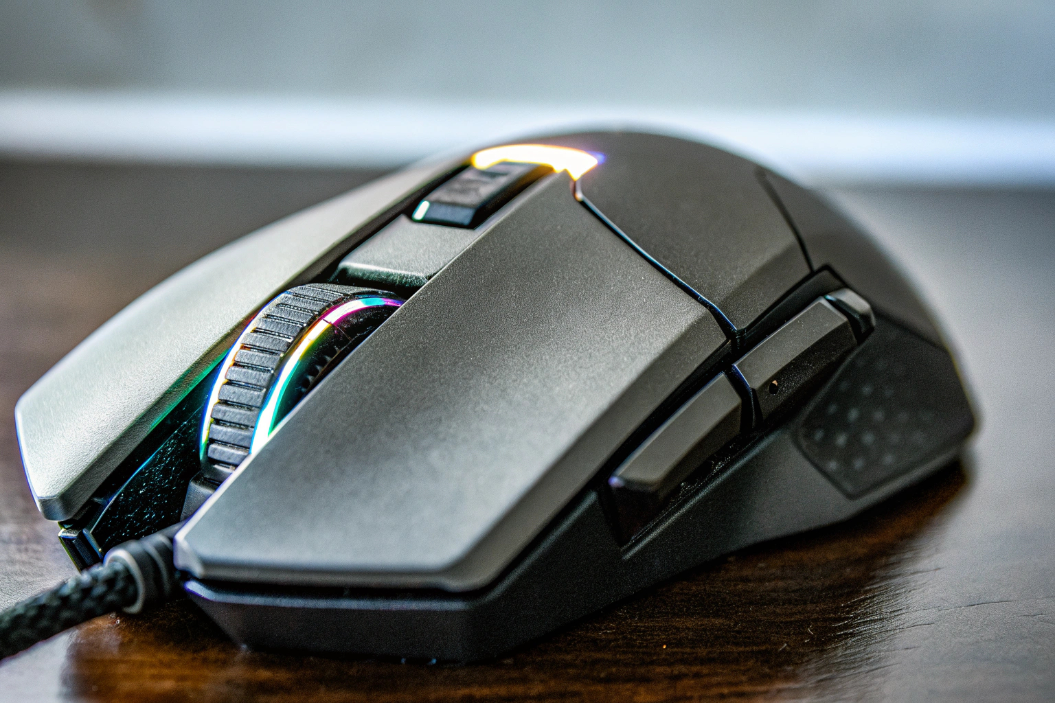 Detailaufnahme der Logitech G502 HERO Gaming-Maus mit RGB-Beleuchtung und programmierbaren Tasten. Logitech G502 HERO Gaming-Maus