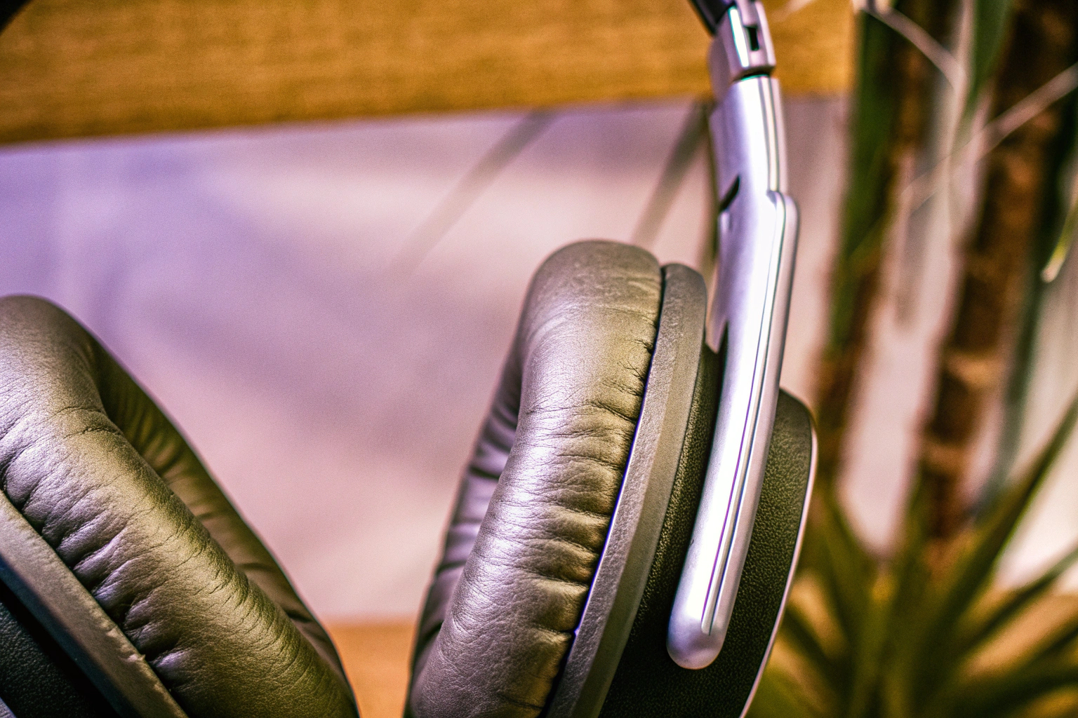 Detailaufnahme des Logitech G432 Gaming-Headsets, das seine hochwertigen Ohrpolster und das robuste Mikrofon zeigt. Logitech G432 Gaming-Headset