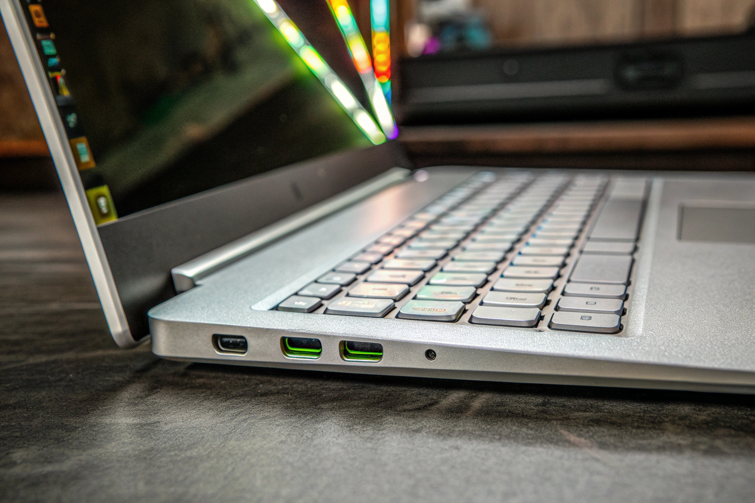 Detailaufnahme des MSI Cyborg 15 Gaming Laptops mit beleuchteter Tastatur. MSI Cyborg 15 Gaming Laptop