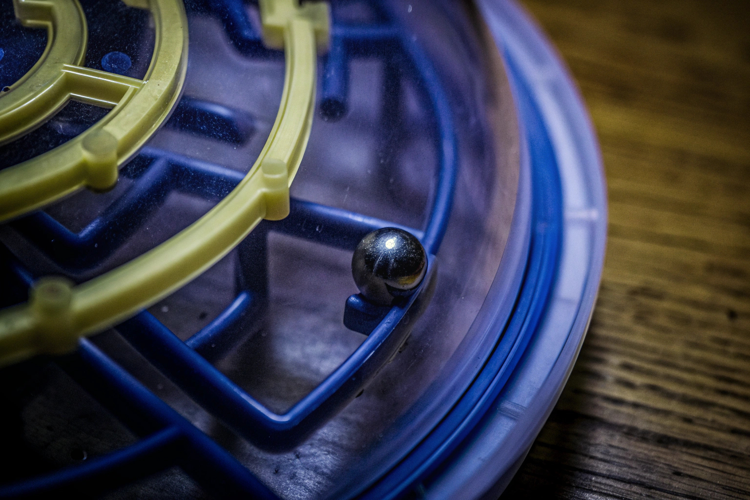 Detailaufnahme des Perplexus Rebel, bei dem die Kugel durch das Labyrinth geführt wird. Perplexus Rebel 3D Labyrinth