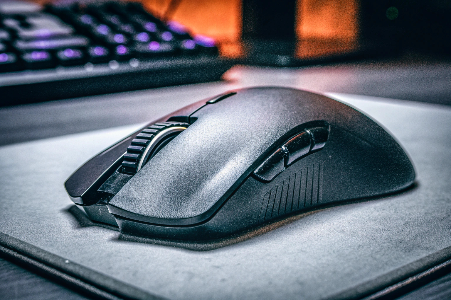 Detailaufnahme einer Gaming-Maus mit RGB-Beleuchtung, ideal für immersive Gaming-Erlebnisse. RGB Gaming-Maus