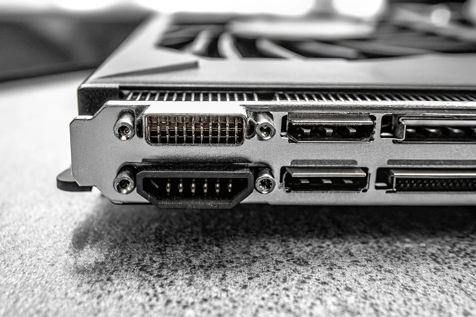 Detailaufnahme einer Gigabyte Grafikkarte mit ihren Anschlüssen und Kühlrippen. Gigabyte Radeon RX 7600XT Gaming OC Grafikkarte