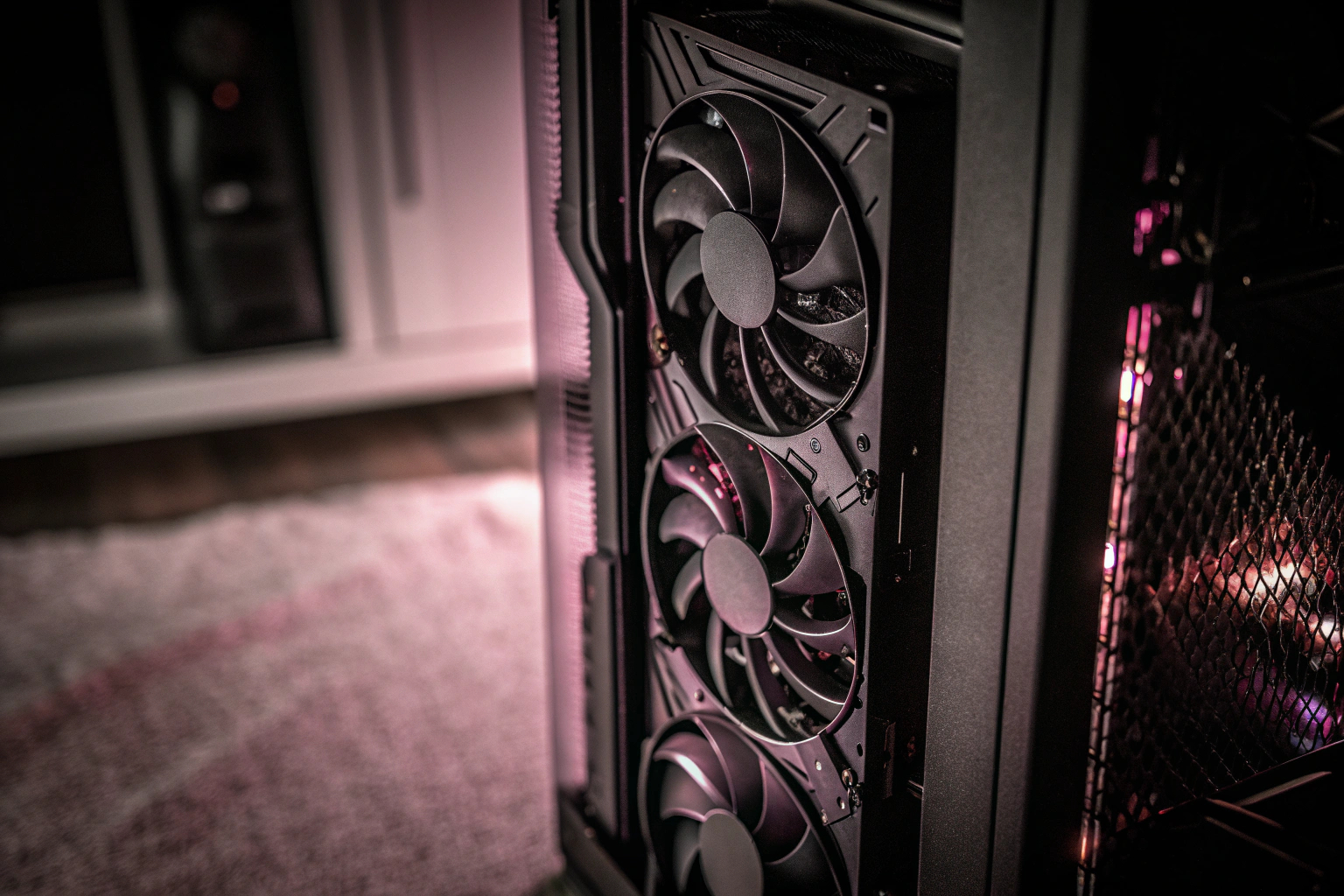 Detailaufnahme einer leistungsstarken Gaming-Grafikkarte im Computergehäuse. Leistungsstarke Gaming-Grafikkarte
