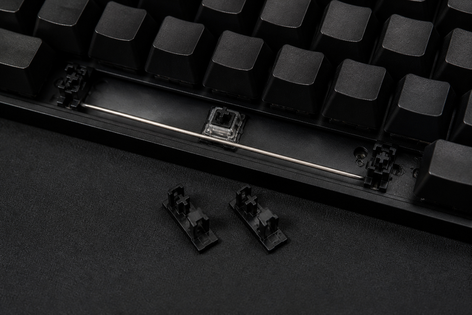 Mechanische Tastatur mit ausgebautem Stabilisator unter der Leertaste