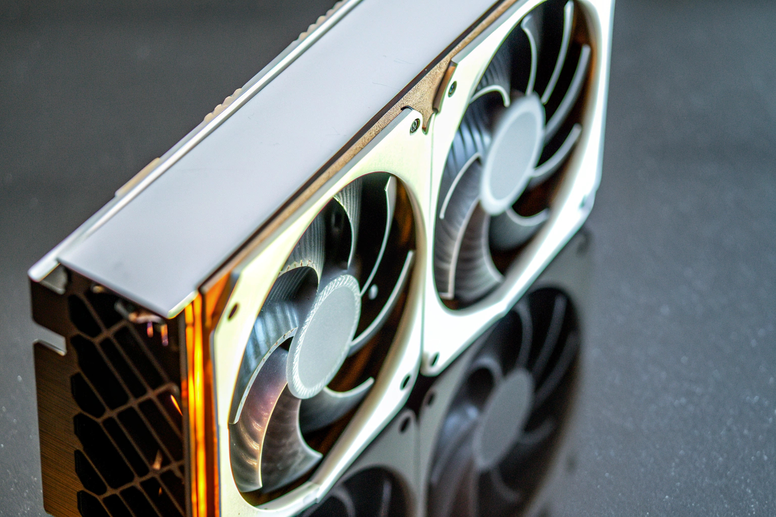 Detailaufnahme einer modernen Gaming-Grafikkarte mit RGB-Beleuchtung. Moderne Gaming-Grafikkarte mit RGB-Beleuchtung