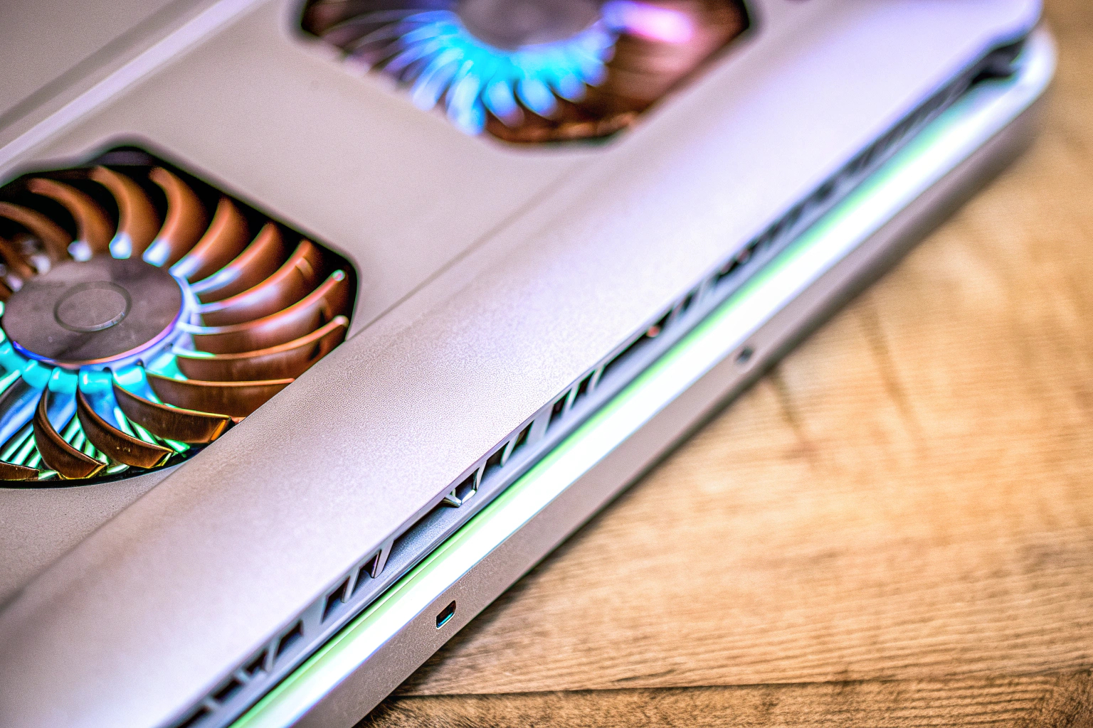 Detailaufnahme einer modernen Gaming-Laptop-Kühlung mit mehreren Lüftern. Gaming-Laptop-Kühlung