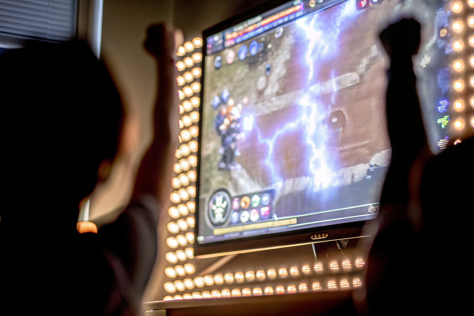 Detailaufnahme einer spannenden eSports-Partie auf einem großen Bildschirm während eines Turniers. eSports live Event
