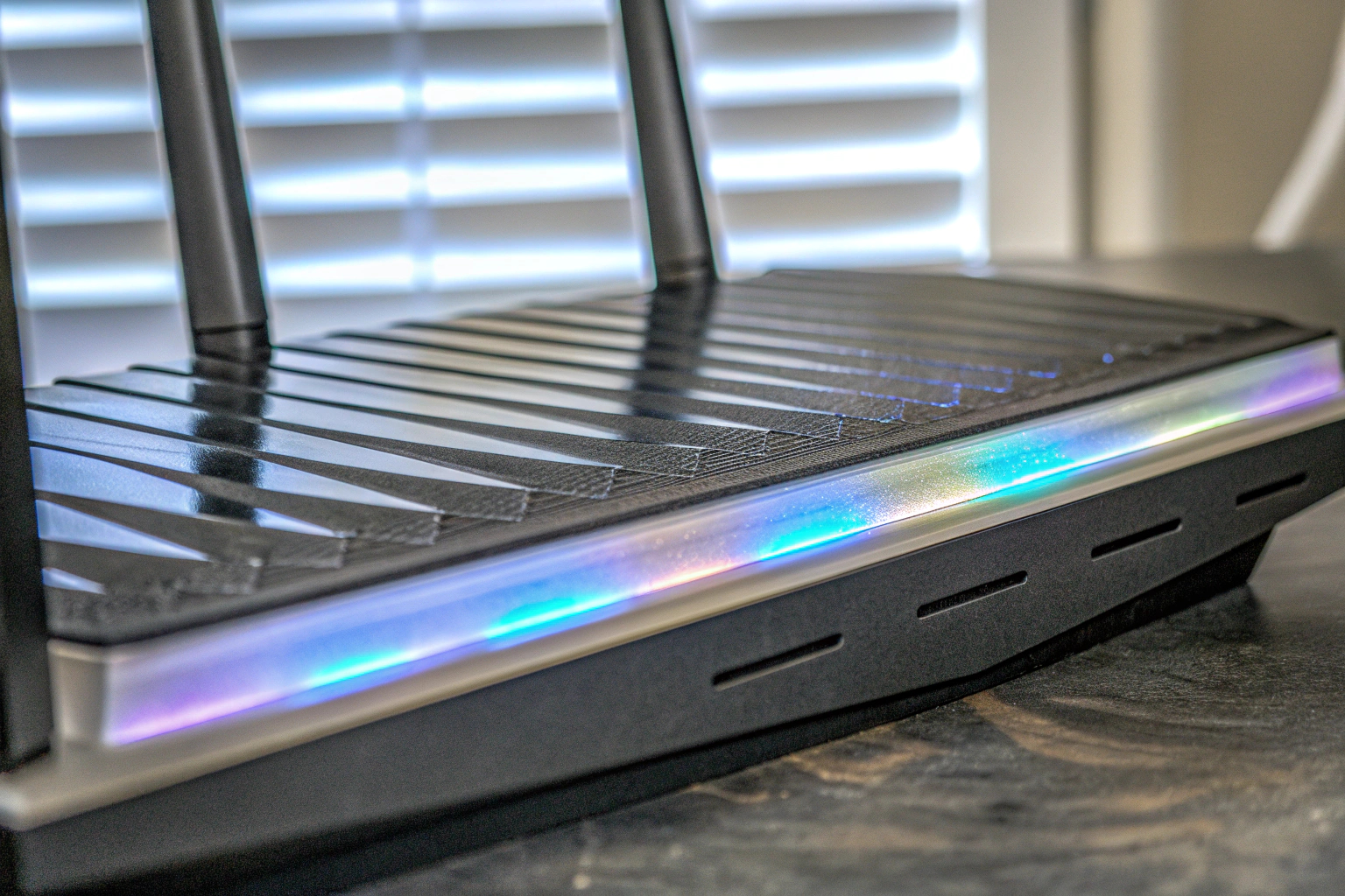 Detailaufnahme eines Asus RT-AX82U Gaming Routers mit RGB-Beleuchtung. Asus RT-AX82U Gaming Router