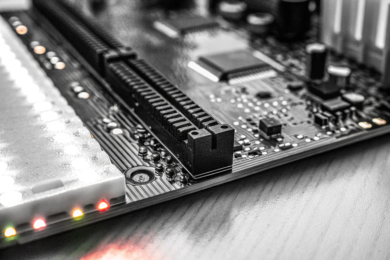 Detailaufnahme eines beleuchteten RGB-Motherboards Beleuchtetes RGB-Motherboard