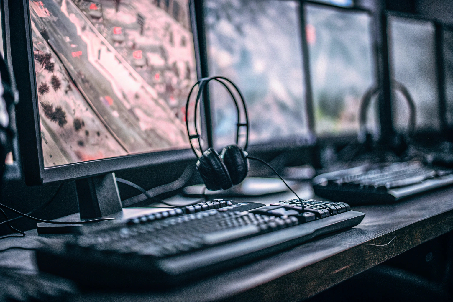 Detailaufnahme eines E-Sport-Teams während des Trainings, bei dem die Teamkommunikation entscheidend ist. E-Sport-Team beim Training