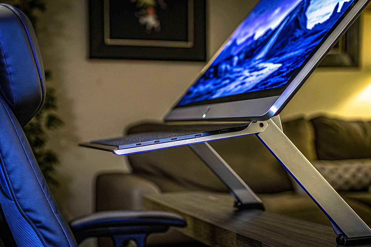 Detailaufnahme eines ergonomisch eingerichteten Gaming-Setups mit einem Monitor, der auf einem Ständer steht. Ergonomisches Gaming-Setup