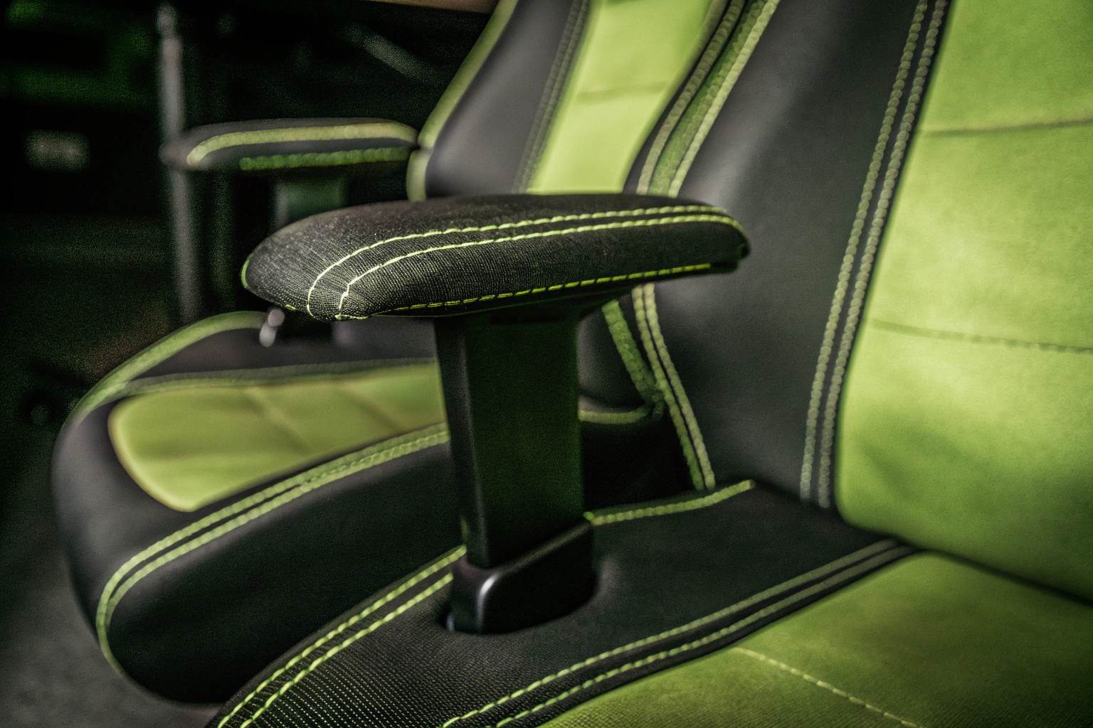 Detailaufnahme eines ergonomischen Gaming-Stuhls mit verstellbaren Armlehnen. Ergonomischer Gaming-Stuhl