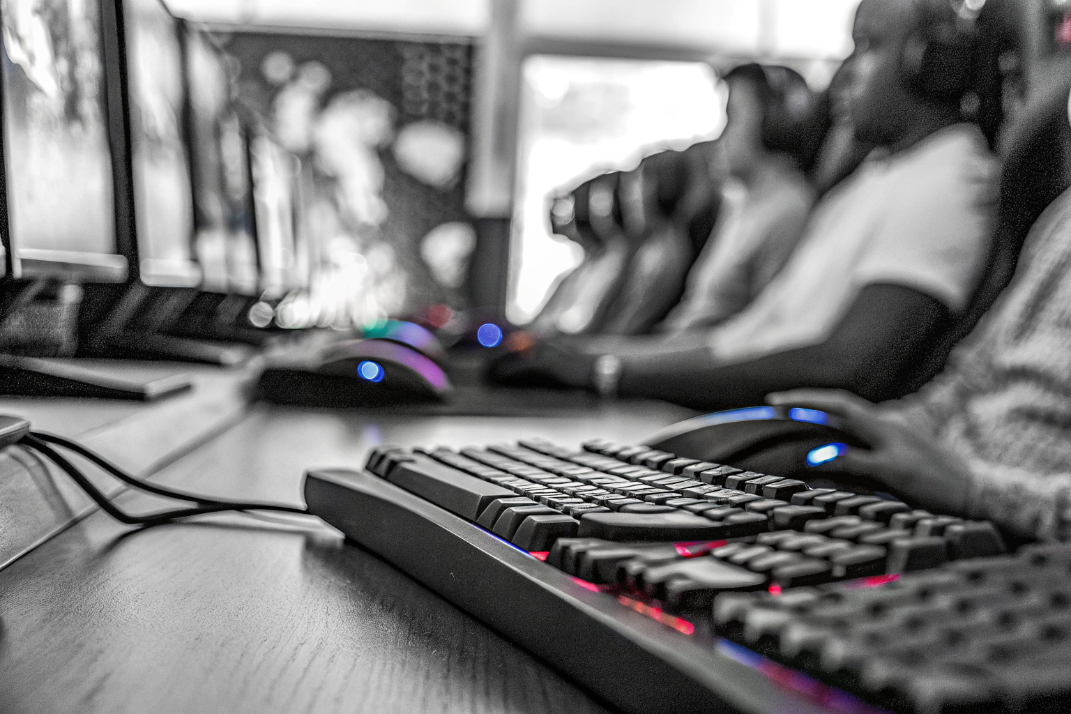 Detailaufnahme eines Gamers, der an einem E-Sport-Turnier teilnimmt, mit Fokus auf die Konzentration und die Umgebung. Gamer bei einem E-Sport-Turnier