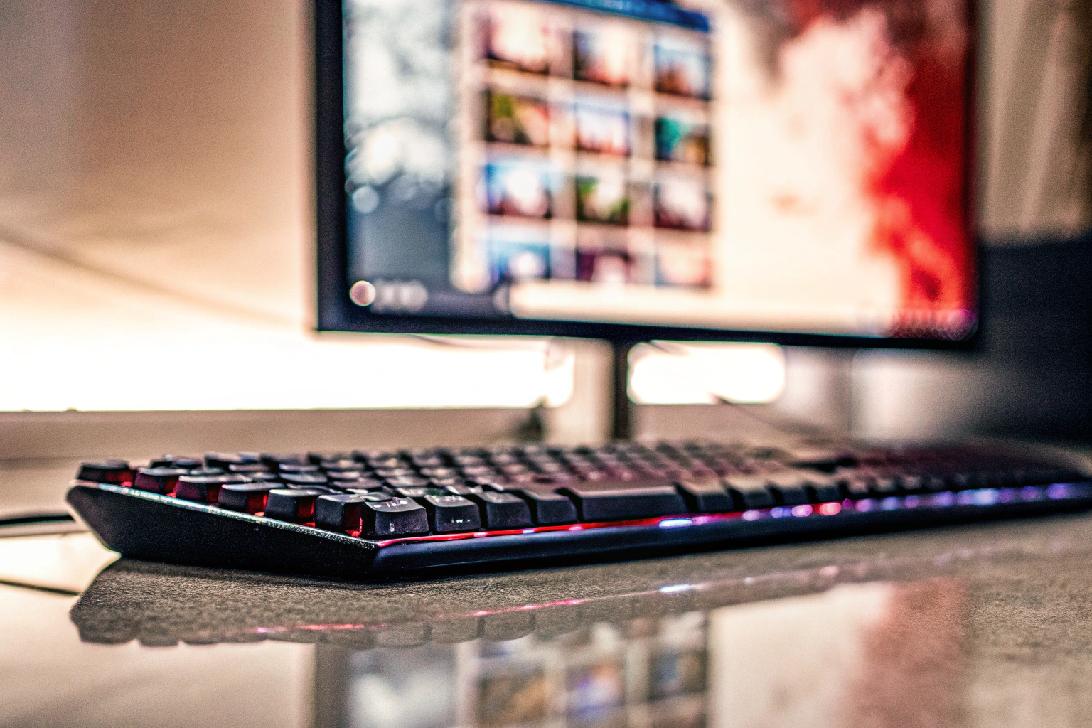 Detailaufnahme eines Gamers, der auf einem PC ein Spiel auf Steam spielt. Gamer spielt Steam-Game