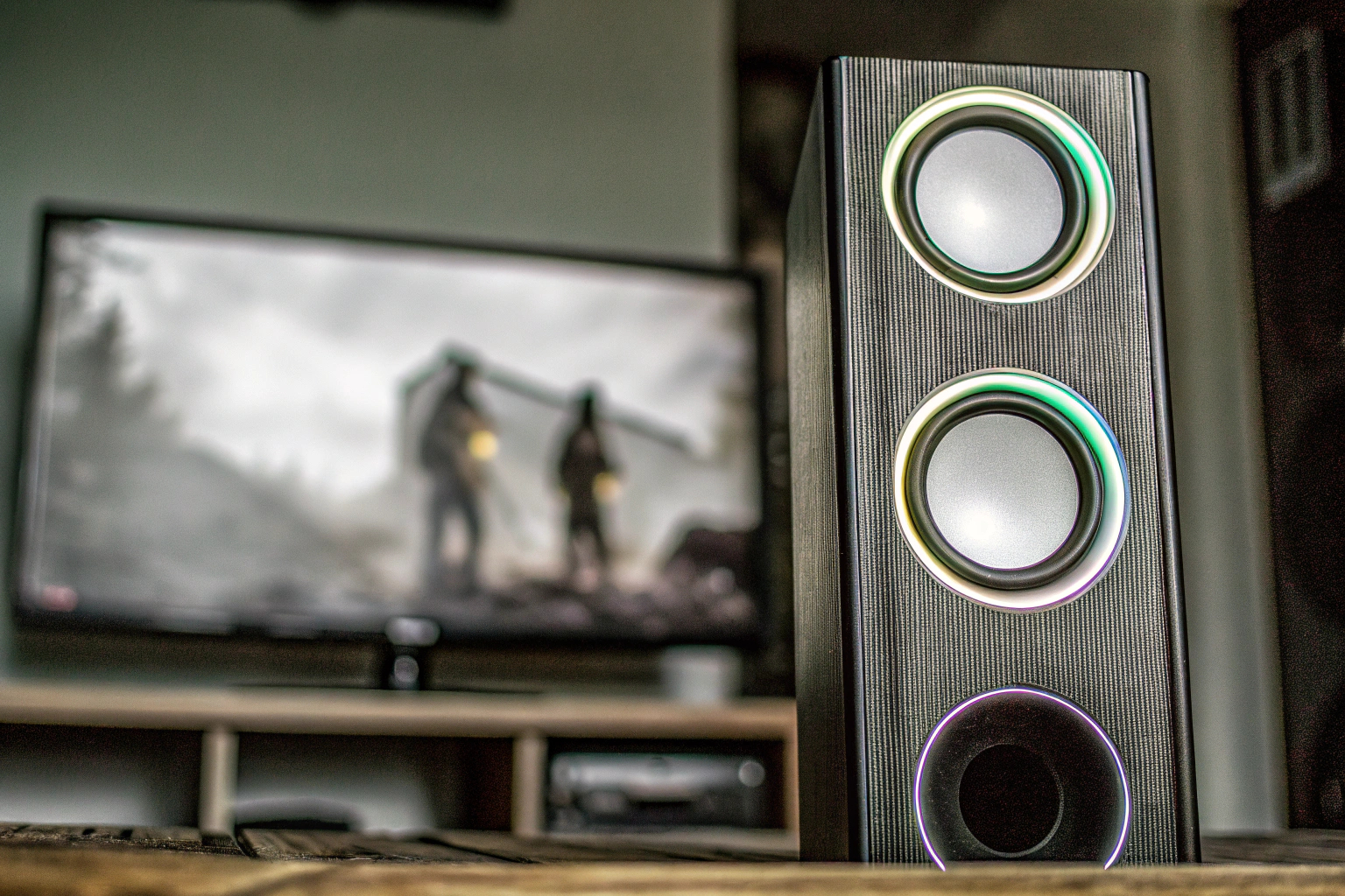 Detailaufnahme eines Gamers, der intensiv ein Spiel spielt, umgeben von hochwertigem Audio-Equipment. Gamer mit hochwertigem Audio-Setup