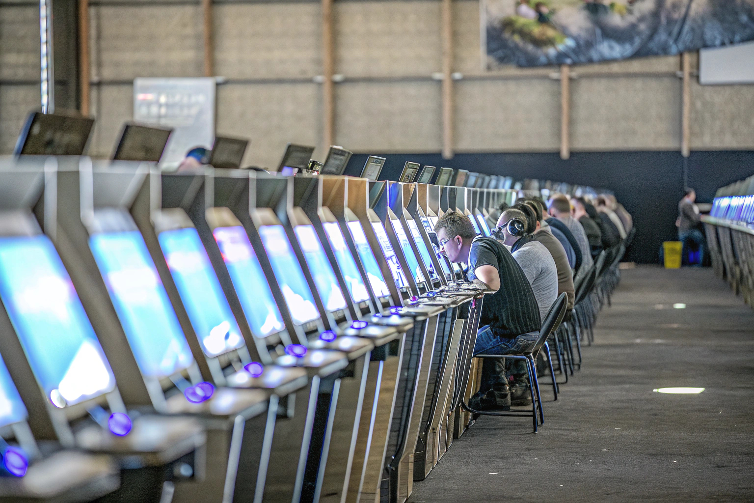 Detailaufnahme eines Gaming-Events mit Teilnehmern, die an ihren Stationen spielen. Gaming-Event mit Teilnehmern