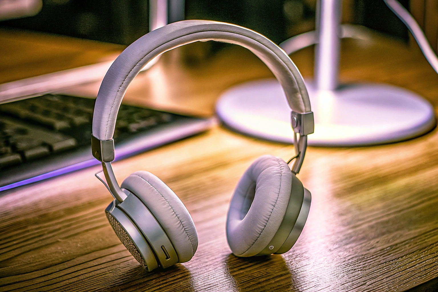 Detailaufnahme eines Gaming-Headsets, das für ein immersives Audioerlebnis sorgt. Gaming-Headset für Cloud-Gaming