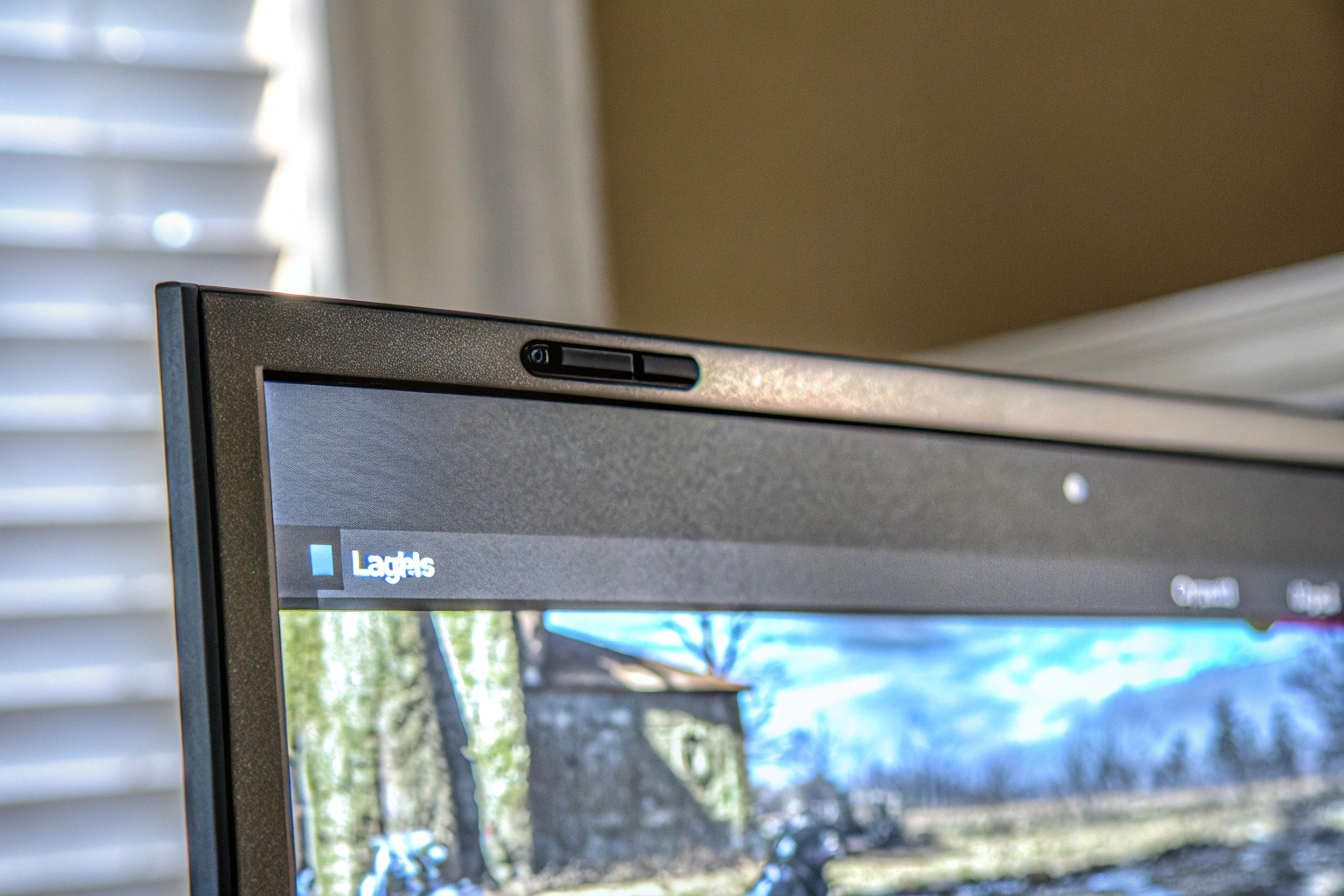 Detailaufnahme eines Gaming-Monitors, der die Einstellung von Helligkeit und Kontrast zeigt. Monitor-Einstellungen für Helligkeit und Kontrast