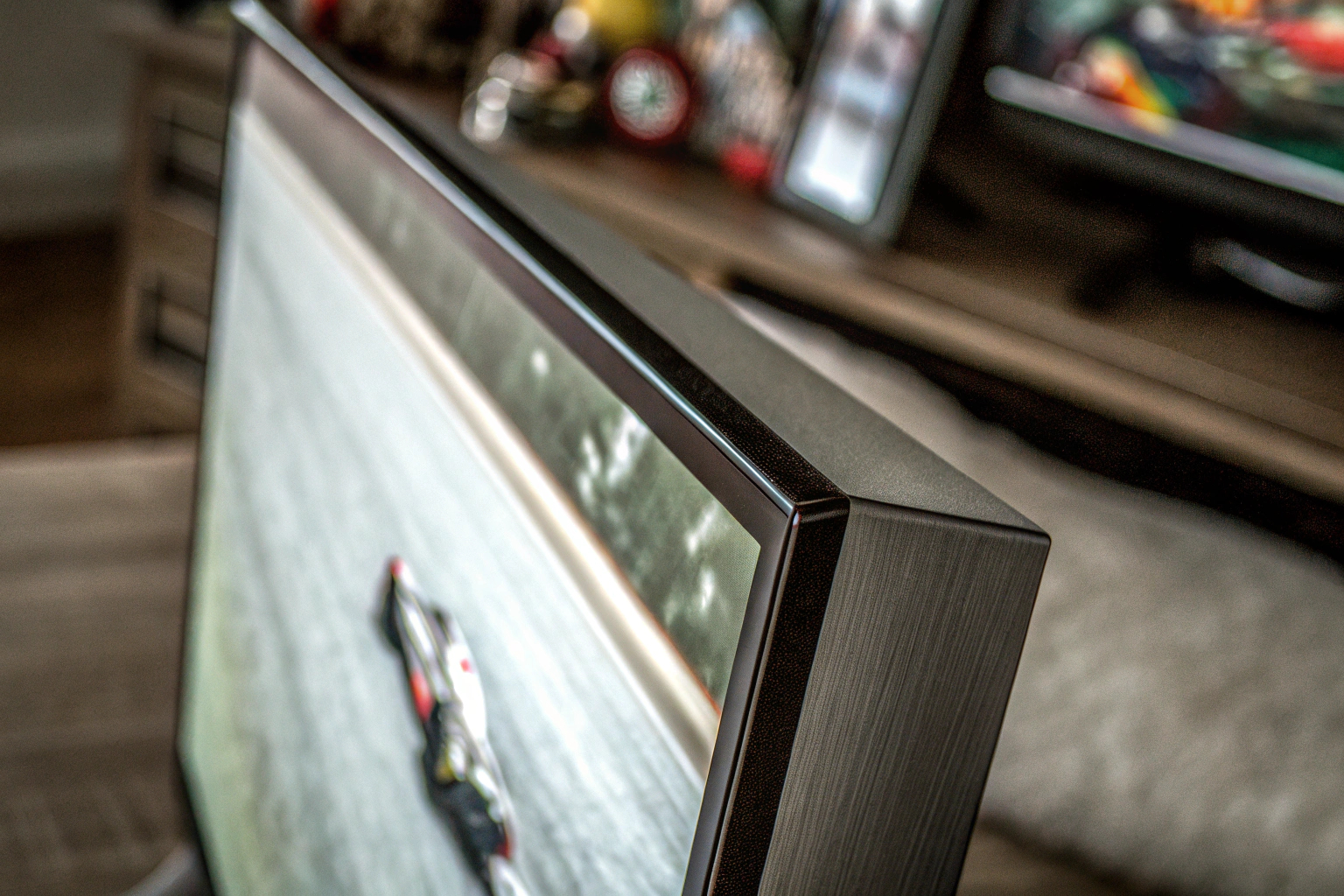 Detailaufnahme eines Gaming-Monitors mit hoher Bildwiederholrate und schneller Reaktionszeit. Gaming-Monitor mit hoher Bildwiederholrate