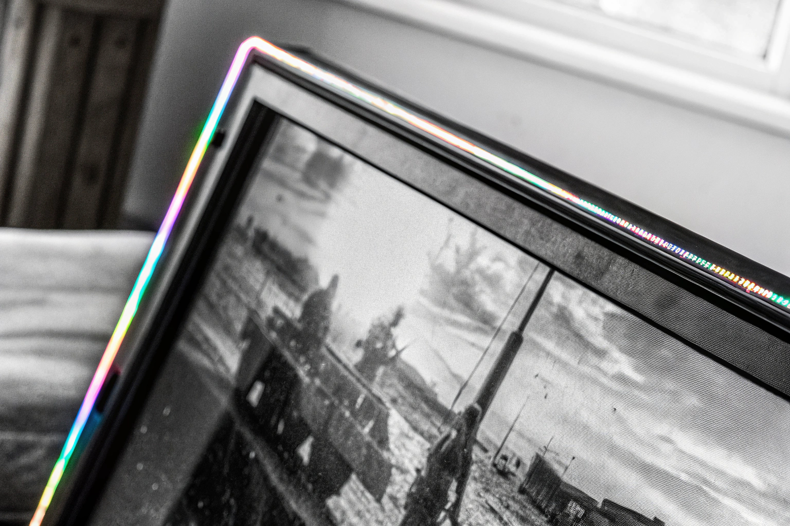 Detailaufnahme eines Gaming-Monitors mit RGB-Beleuchtung. Gaming-Monitor mit RGB-Beleuchtung