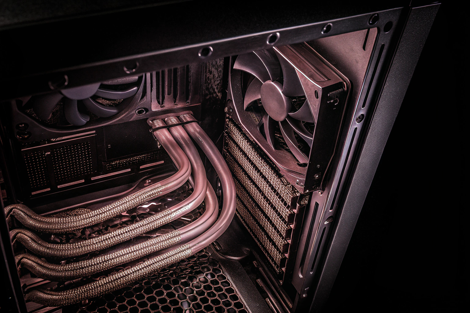 Detailaufnahme eines Gaming-PCs mit geöffnetem Gehäuse, um die Kühlkomponenten zu zeigen. Geöffneter Gaming-PC mit Kühlsystem