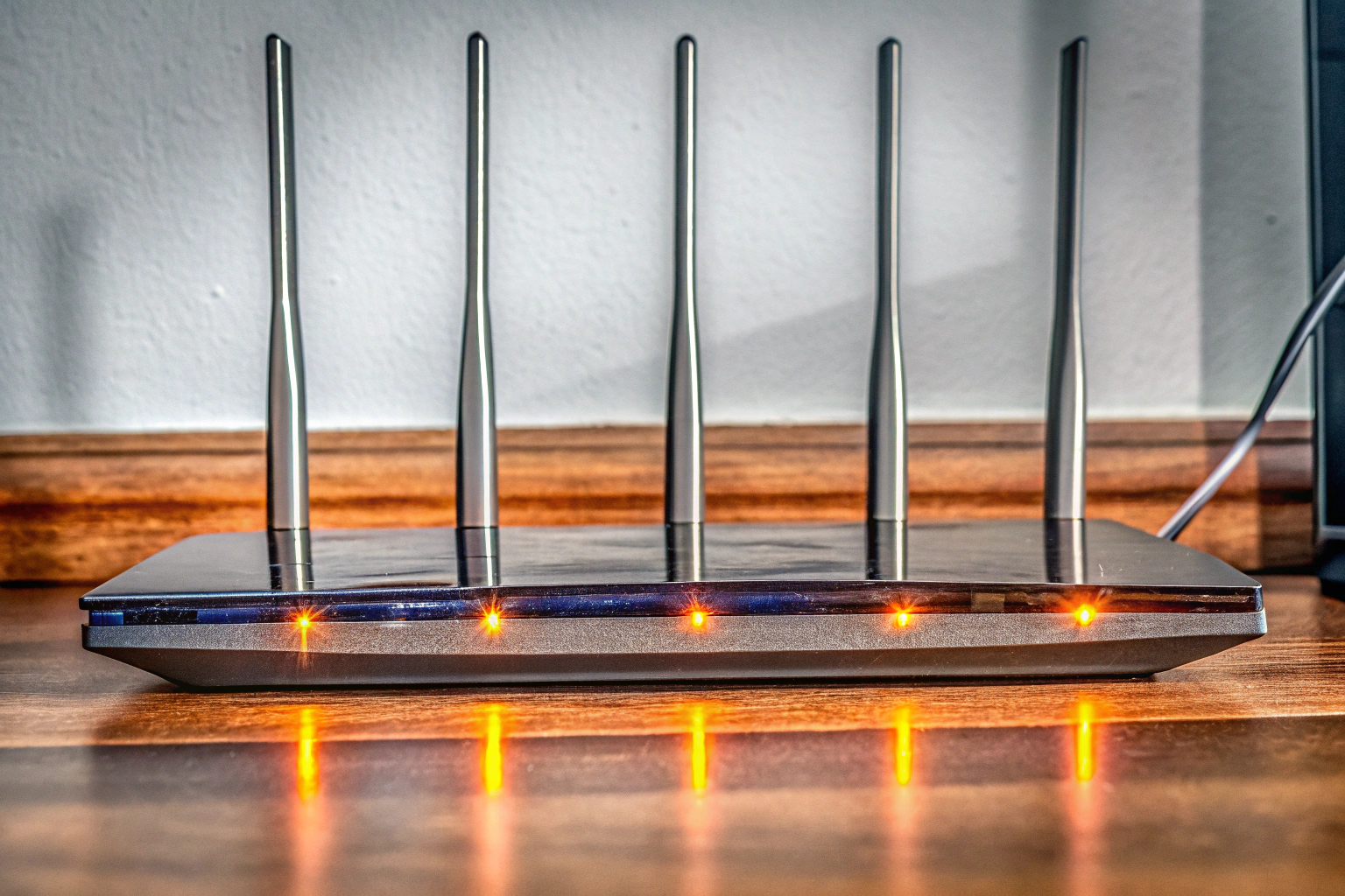 Gaming-Router mit beleuchteten Antennen