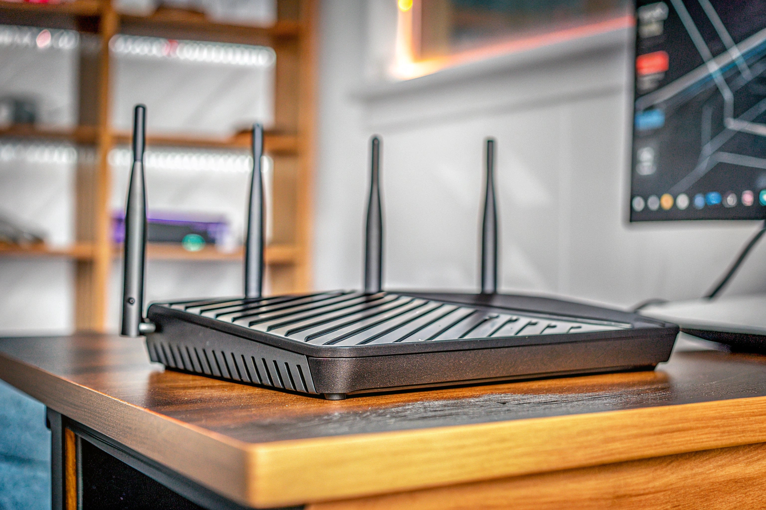 Detailaufnahme eines Gaming-Routers mit mehreren Antennen für optimale Signalstärke Gaming-Router mit Antennen