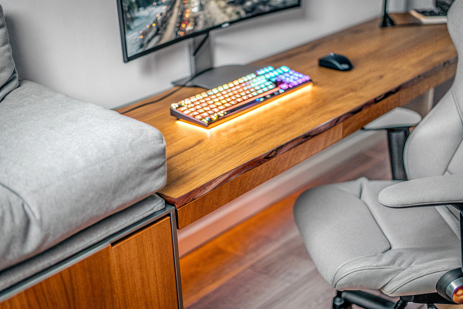 Detailaufnahme eines Gaming-Setups mit RGB-Beleuchtung und ergonomischen Möbeln. Gaming-Setup mit RGB-Beleuchtung