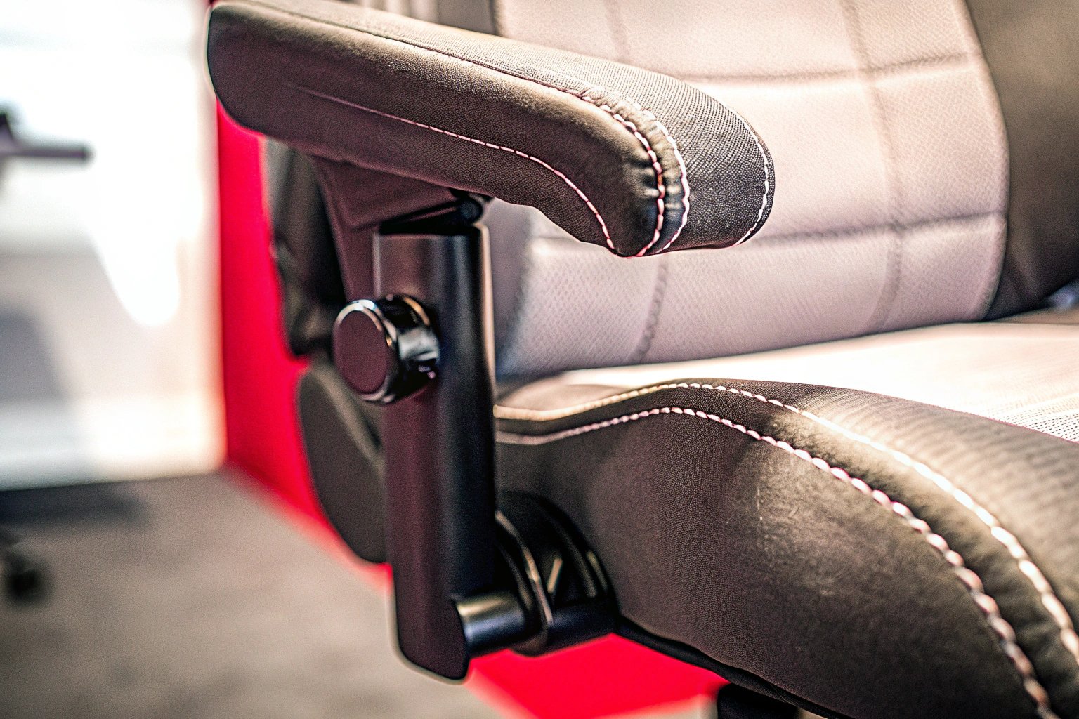 Detailaufnahme eines Gaming-Stuhls mit ergonomischem Design und verstellbaren Elementen. Ergonomischer Gaming-Stuhl mit verstellbaren Elementen