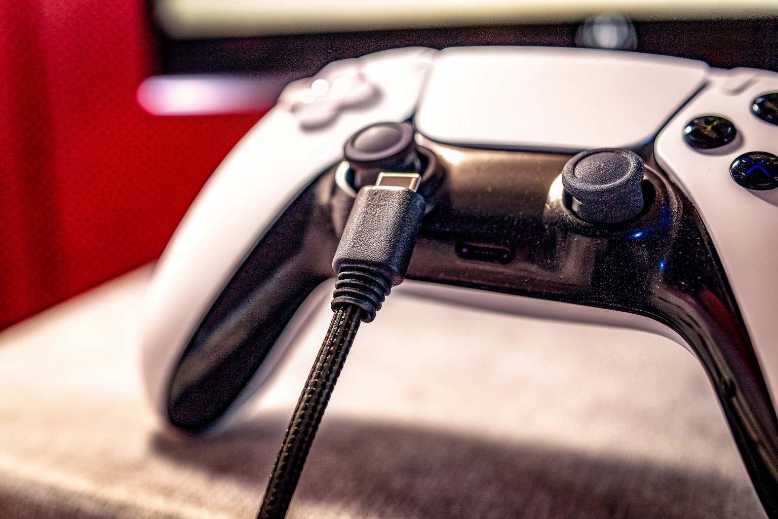 Detailaufnahme eines HDMI-Kabels, das an eine PS5 angeschlossen ist. Ultra High Speed HDMI-Kabel für PS5