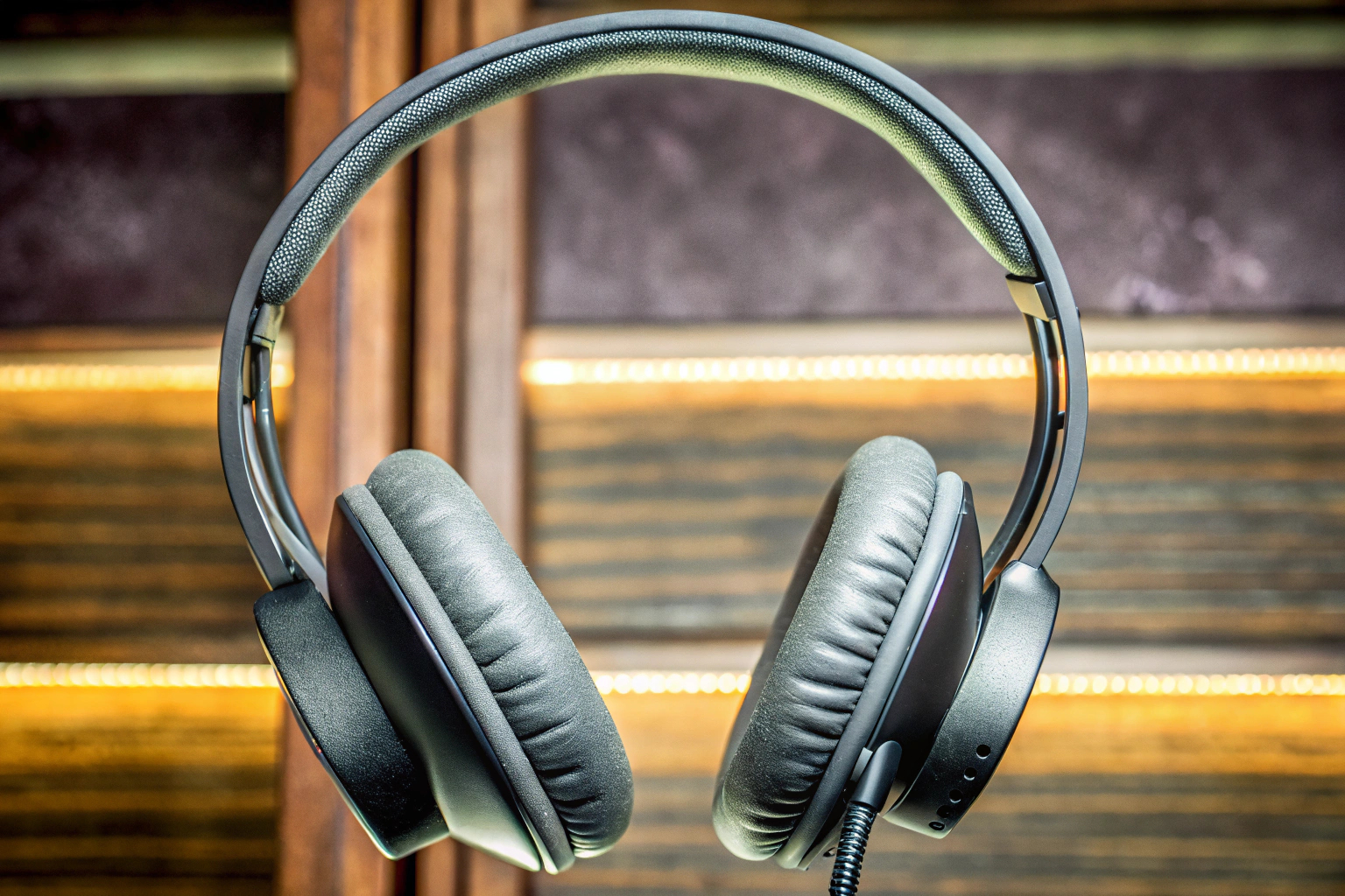 Detailaufnahme eines Headsets mit Sicht auf das Mikrofon. Headset mit Mikrofon