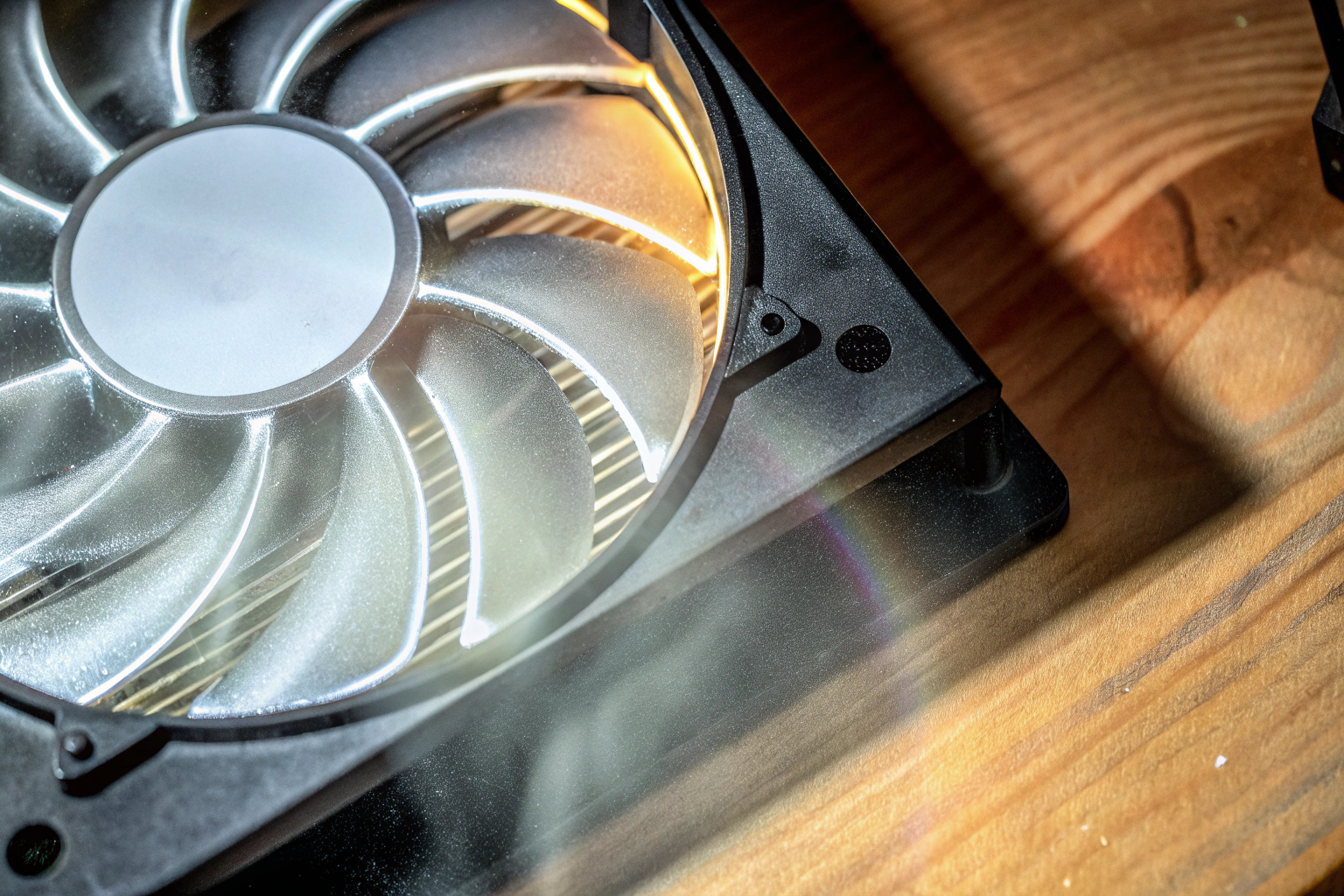 Detailaufnahme eines leisen PC-Lüfters im Betrieb Leiser PC-Lüfter