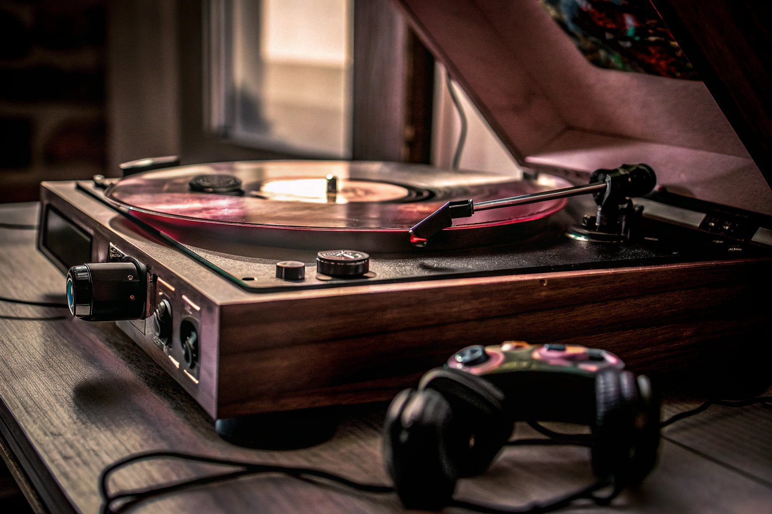 Detailaufnahme eines Plattenspielers, auf dem eine Vinyl-Schallplatte abgespielt wird. Perfekt für Liebhaber von Gaming-Soundtracks auf Vinyl. Vinyl-Schallplatte auf Plattenspieler