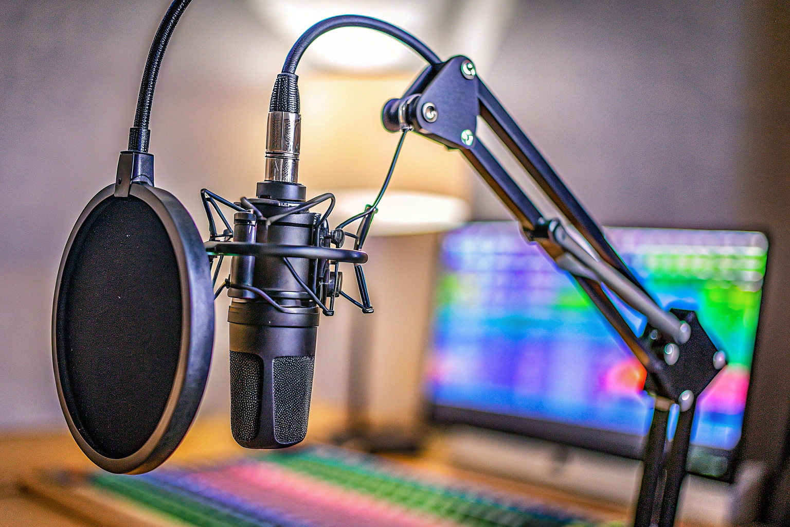 Detailaufnahme eines professionellen Mikrofon-Setups für Streaming und Podcasting. Professionelles Mikrofon-Setup