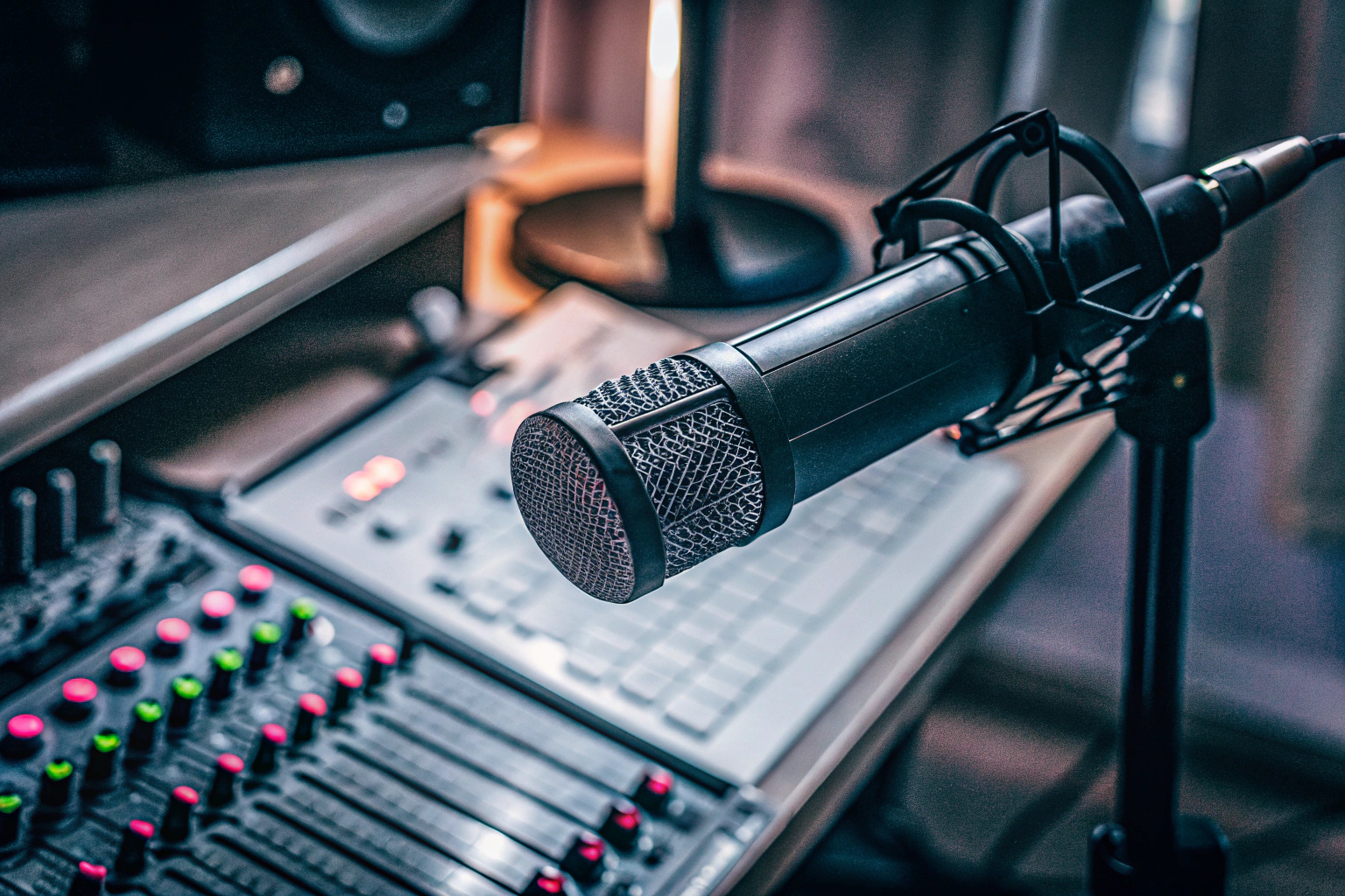 Detailaufnahme eines Streaming-Setups mit Mikrofon und Mischpult auf einem Schreibtisch. Streaming-Setup mit Mikrofon und Mischpult