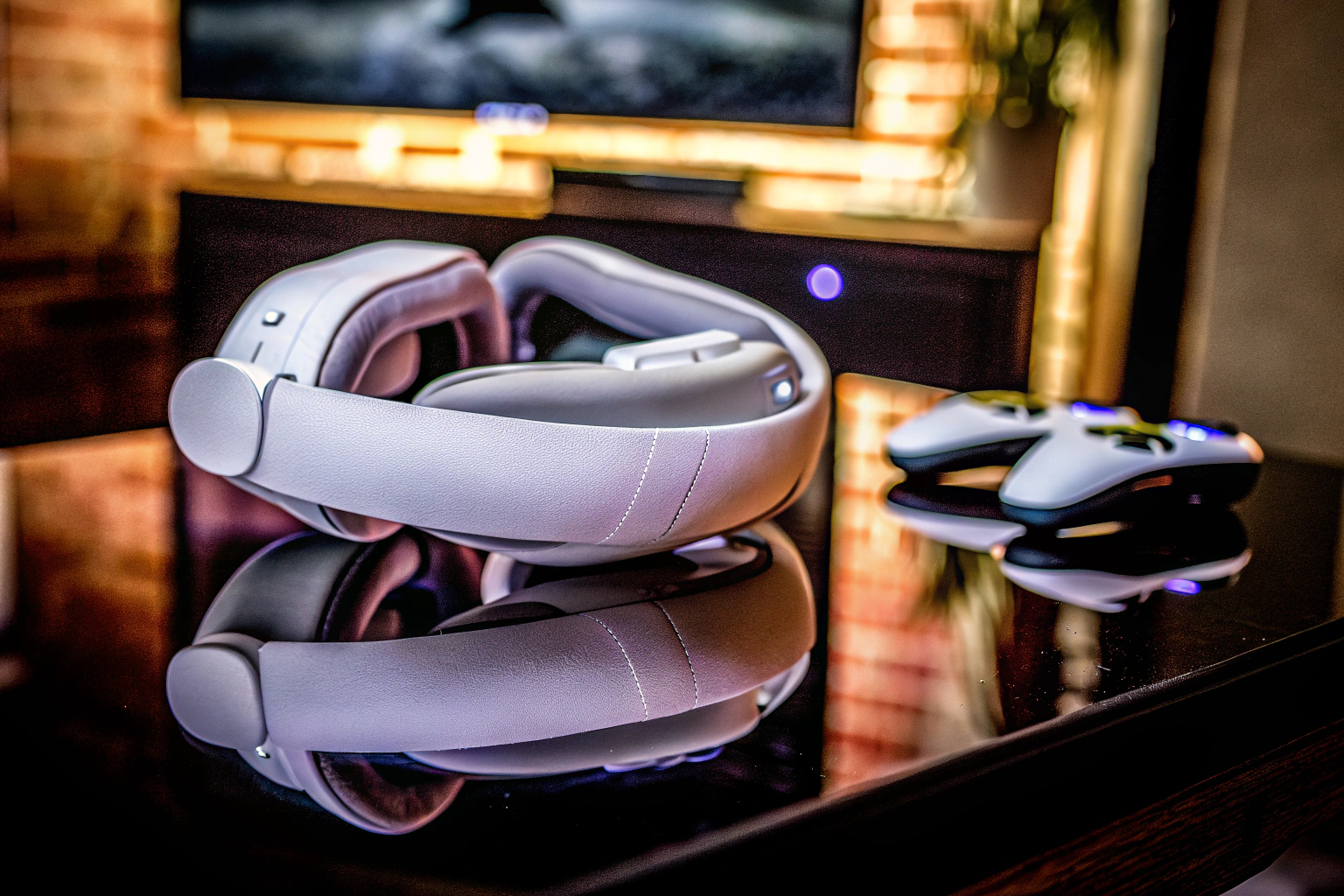 Detailaufnahme eines VR-Headsets mit Controllern, bereit für ein immersives Spielerlebnis. VR-Headset mit Controllern