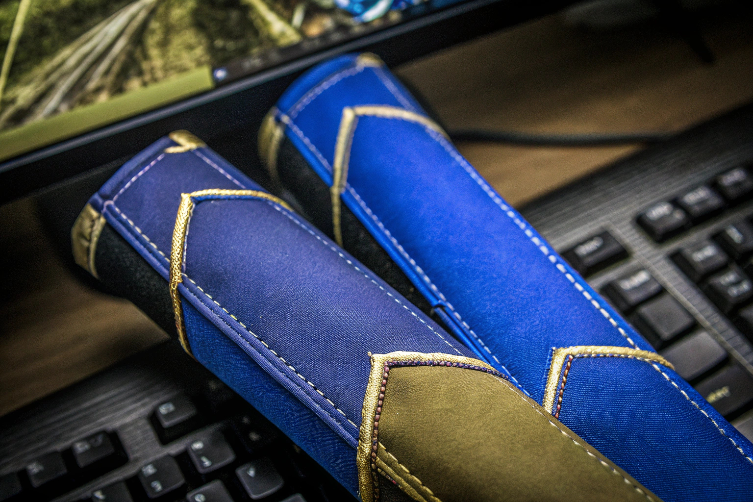Detailaufnahme von Armstulpen während des Gebrauchs beim Gaming Armstulpen beim Gaming