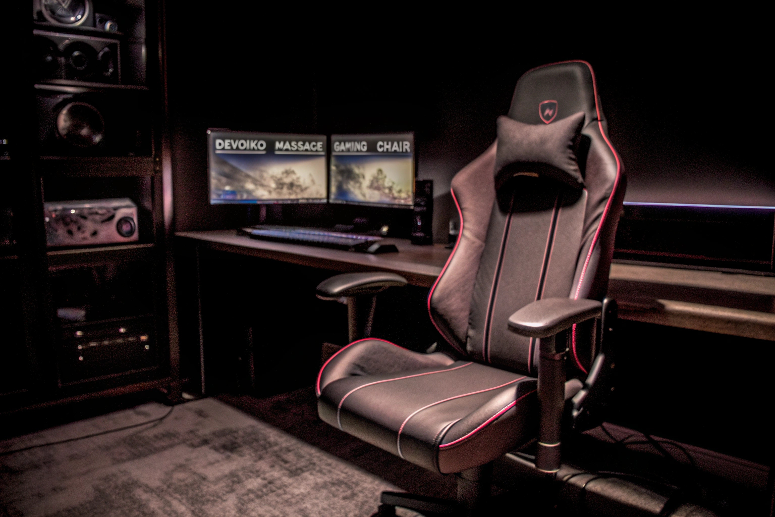 Devoko Massage Gaming Stuhl in einem stilvollen Gaming-Setup mit Monitoren und Konsolen. Devoko Massage Gaming Stuhl