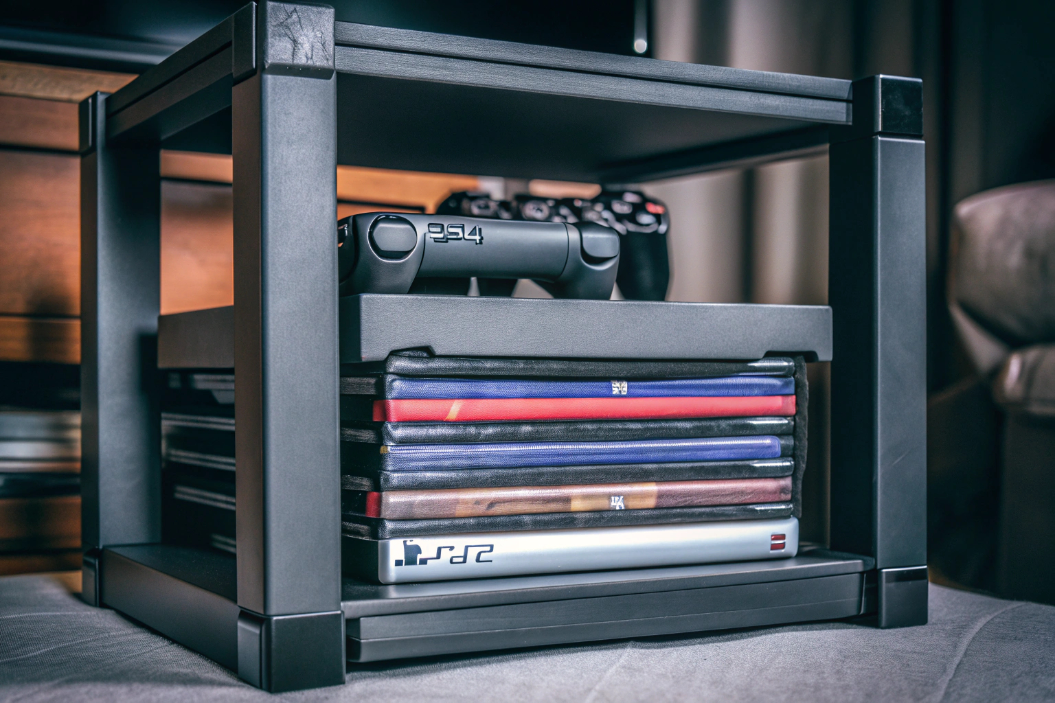 Die R-Satz Shop PS4 Halterung, die eine PlayStation 4 sicher befestigt. PS4 Halterung