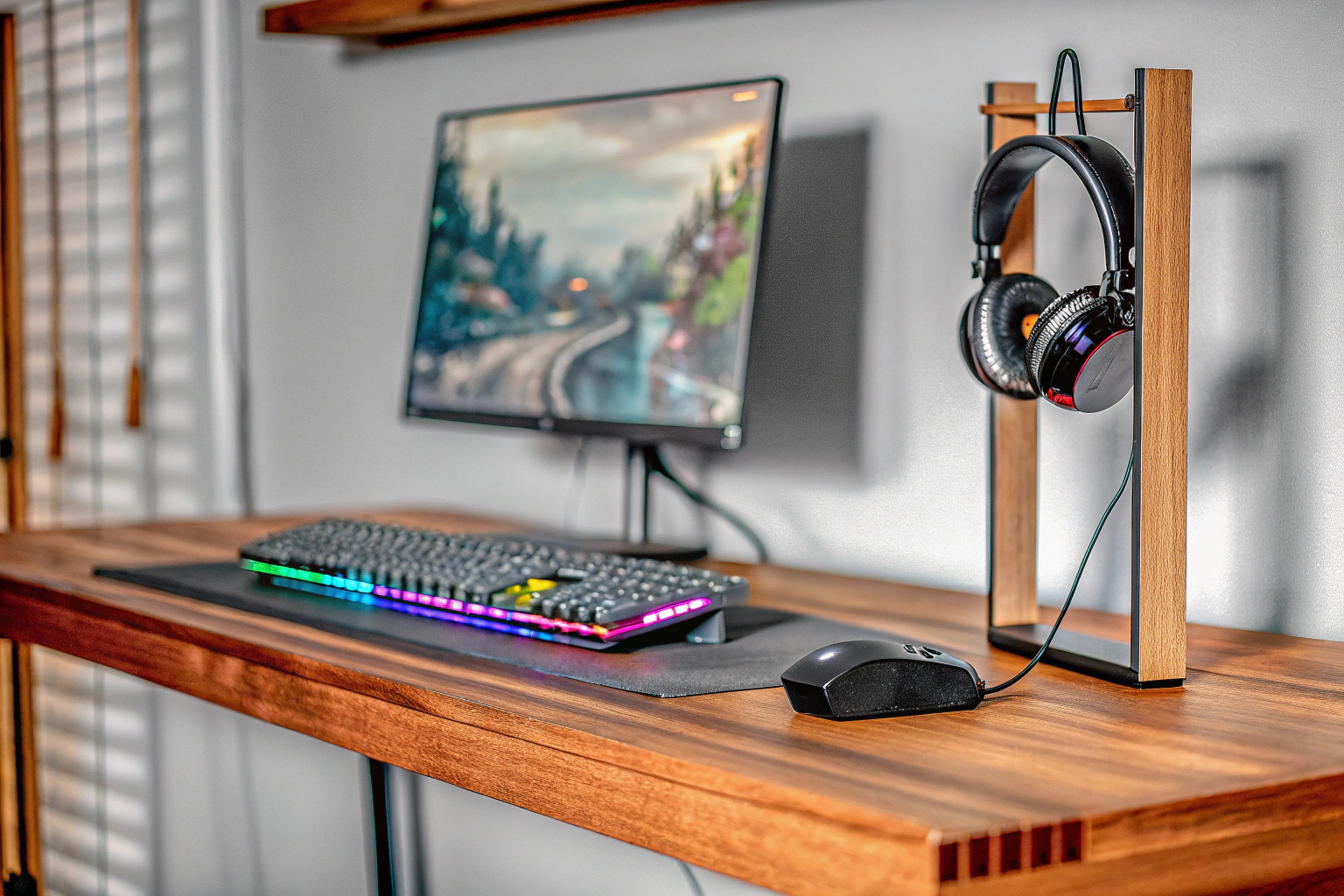 Ein aufgeräumter Gaming-Arbeitsplatz mit Headsethalter und ordentlich verlegten Kabeln. Aufgeräumter Gaming-Arbeitsplatz