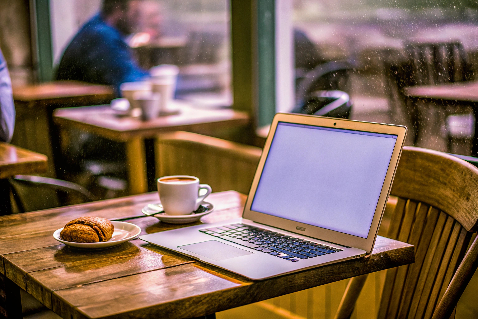 Ein Benutzer, der auf einem Laptop in einem Café arbeitet. Arbeiten im Café mit Laptop