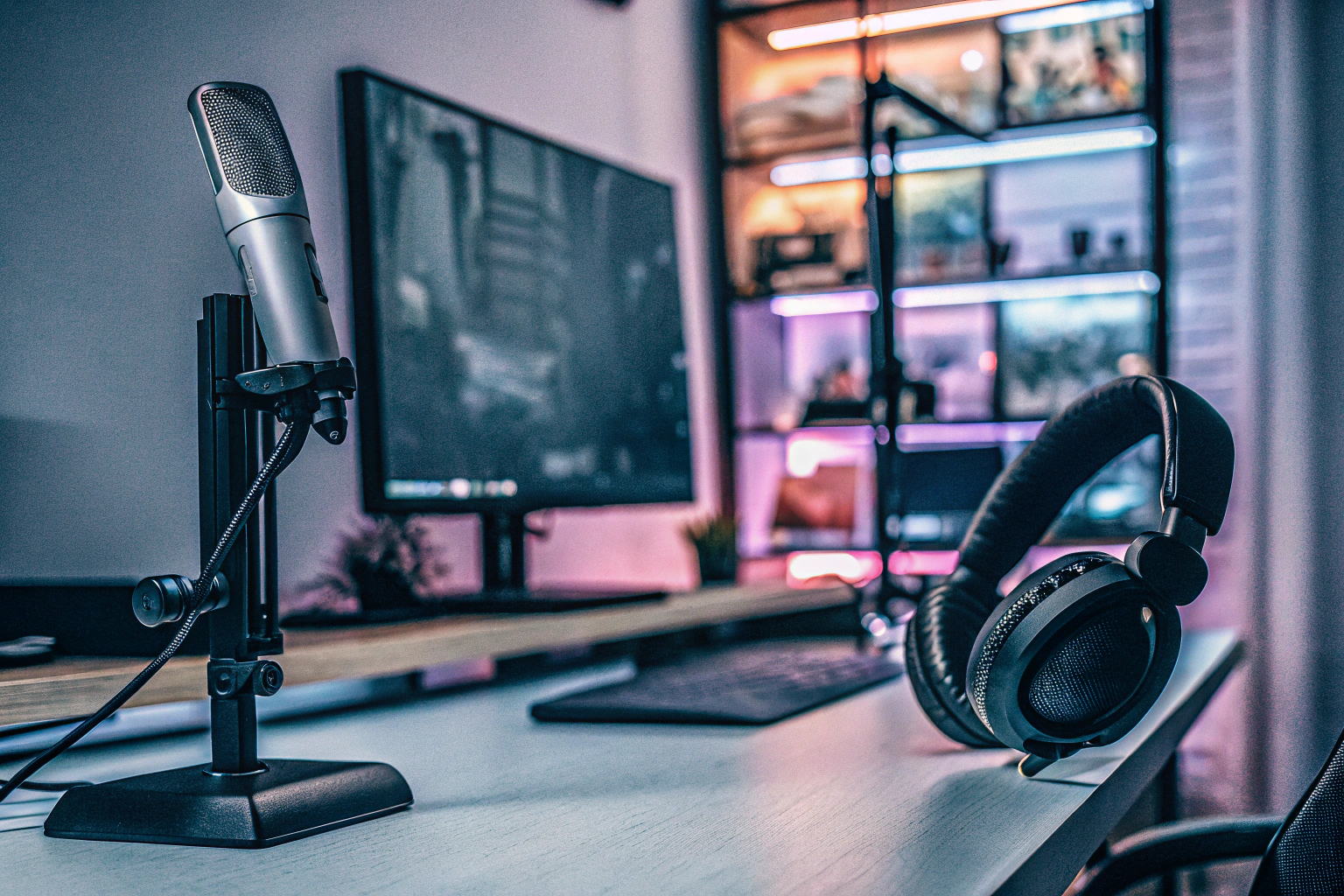 Ein Bild von einem Streamer-Setup mit perfekter Beleuchtung und Mikrofon. Streamer-Setup mit Beleuchtung und Mikrofon