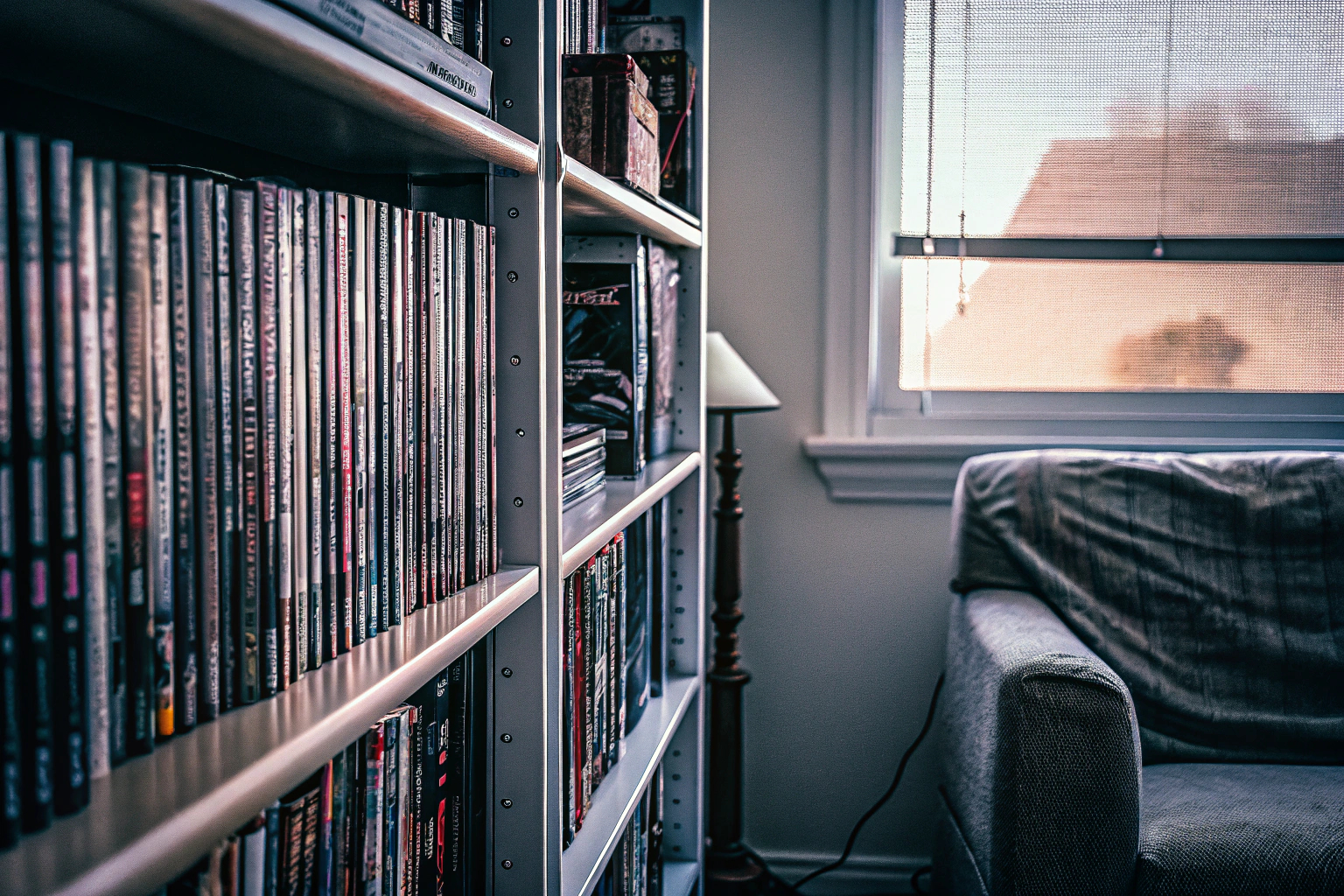 Ein Bücherregal voller Gaming-Bücher, die nach Genre sortiert sind. Bücherregal mit Gaming-Büchern
