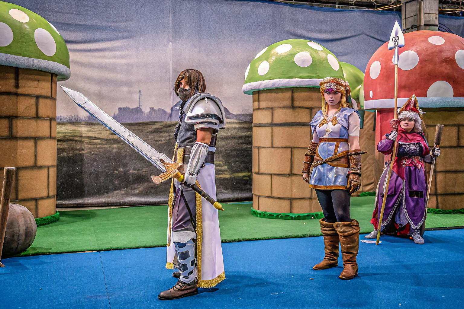 Ein Cosplay-Event mit vielen Teilnehmern in verschiedenen Kostümen. Cosplay-Event