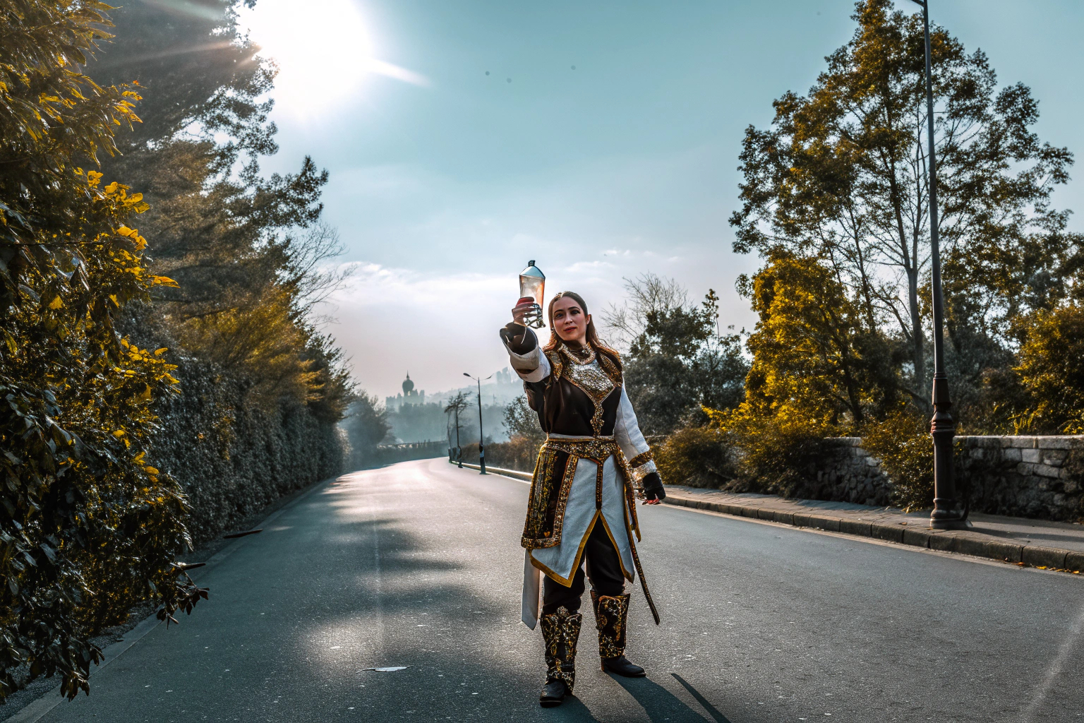 Ein Cosplayer in einem Fantasy-Kostüm, der eine Trankflasche in der Hand hält. Cosplayer mit Trankflasche